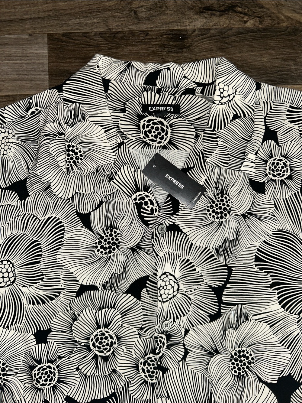 NWT Express Floral Camp Collar Button Up Shirt Men’s Large Black White